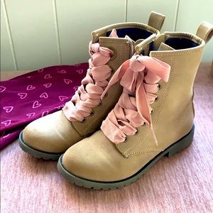 Ankle boots with ribbon laces